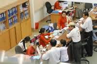 Tốc độ tăng trưởng tín dụng của các ngân hàng trong nước cần được "giảm nóng". Ảnh: Đức Thanh